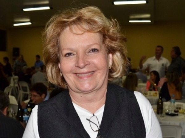 Vera Lúcia Martins Silva comanda primeira feijoada do ano, da Creche Nossa Senhora Aparecida, sábado (30)