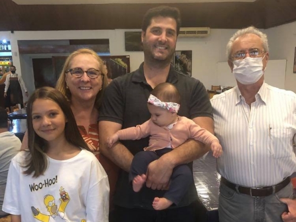 O médico gastroenterologista da Unimed-Franca, José Gastão Silveira e sua Cristina Presotto, com o filho Ângelo e as netinhas Bruna e Beatriz, em almoço na Minuano