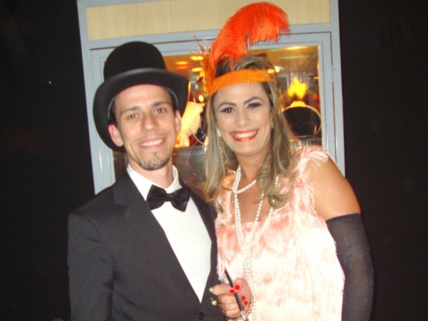 Presentes e muito animados sempre: Breno Pires e esposa Vanessa.