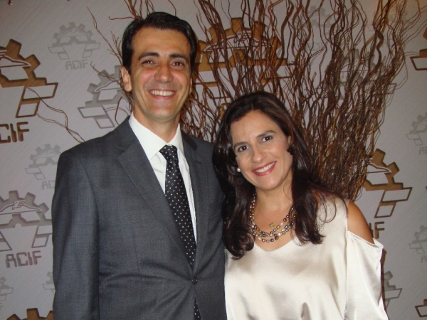 Muitos quilates. Na colunável presença do casal Carlos Renato Donzelli-Flávia.