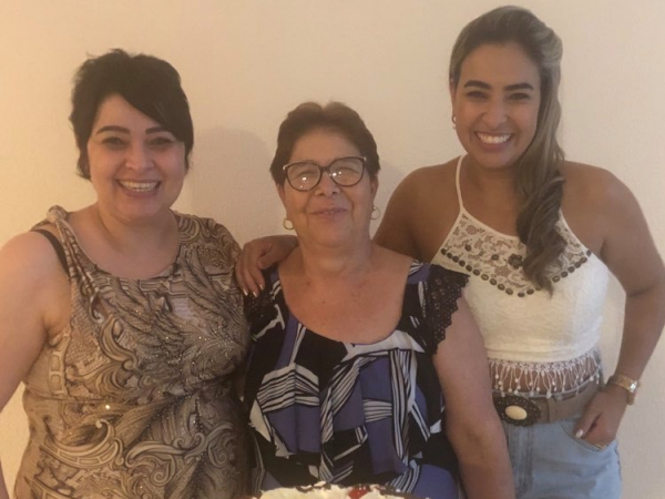 Ana Maria Aziz (click com as filhas Daniela Honório e Heloisa Honório) festejou seu aniversariou, dia 20 último  