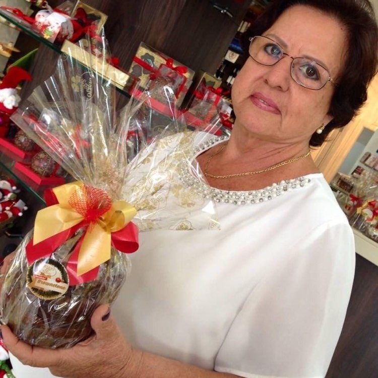 Cleuza Maníglia Franchini (e família) está em plena correria com a confecção de ovos de Páscoa, Na Desejo & Sabor