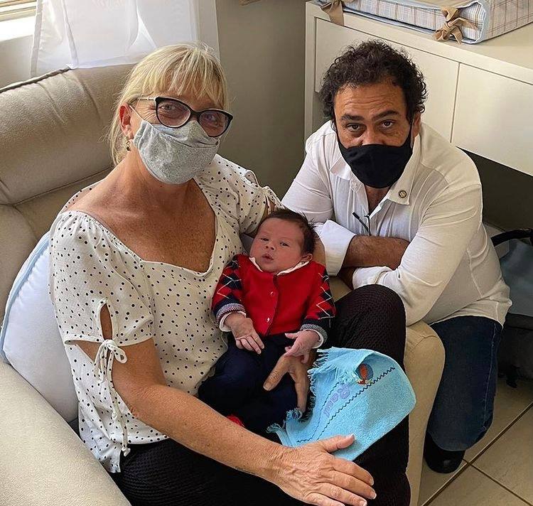 Gislaine Cerissi e Antônio Carlos Ribeiro (Habitat) vibrando com a chegada do segundo neto, que recebeu o nome de Raul