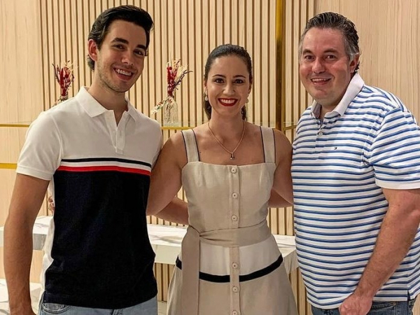 Família admirável: João Victor Patrocínio, os pais Ariana Villela e Rafael Patrocínio, diretores do Rafa’s Super Varejão