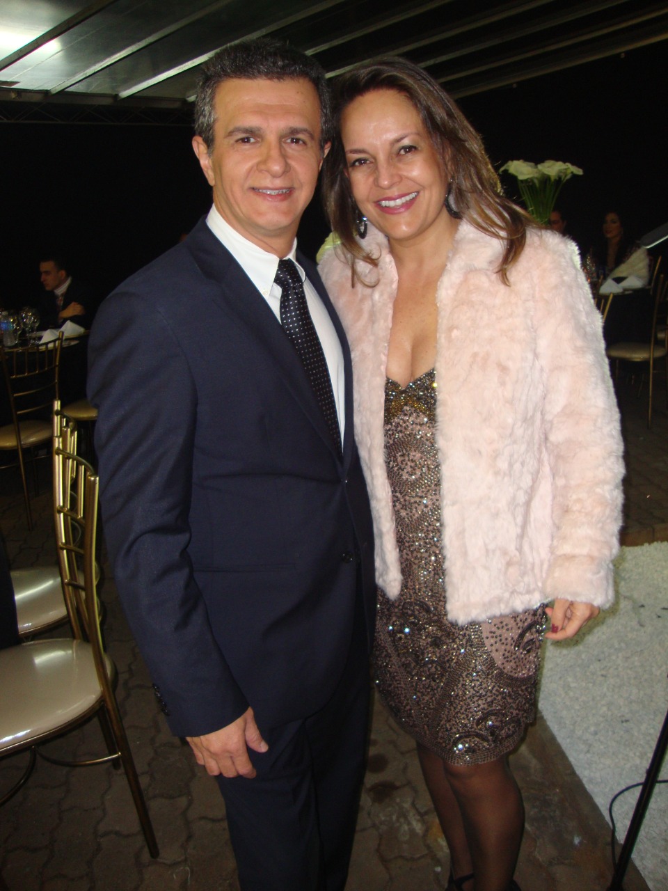 Casal Dr. Fernando C. Raymundo-Sylvia. Grato (a ele) pelas elogiosas palavras ao colunista.