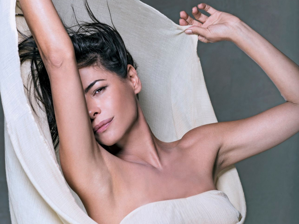 Sempre linda, a francana (atriz e perfumista) Paula Franco, fazendo sucesso com sua marca Alquimia