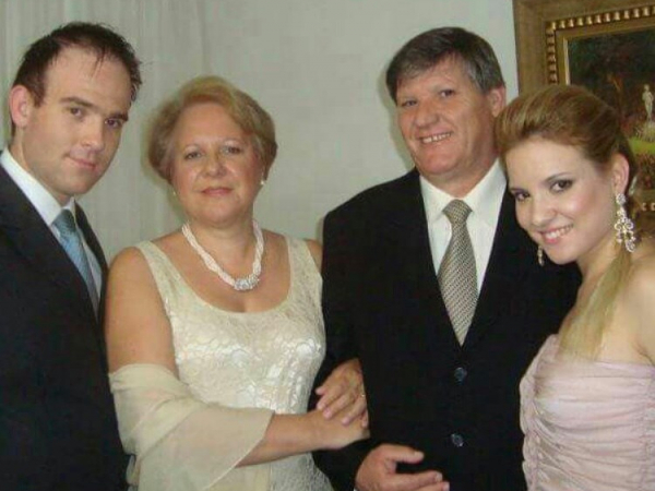 Com os filhos Bruno e Laura, estão os amigos Jefferson Carraro e Fátima Dutra, diretores do Restaurante Adega