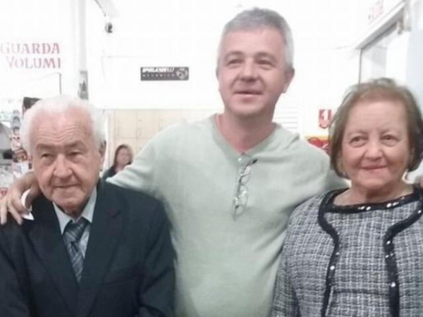 O empresário Daniel Maldonado, ladeado pelos seus pais Aparecido Maldonado Ponce e Norma, no flash especial 