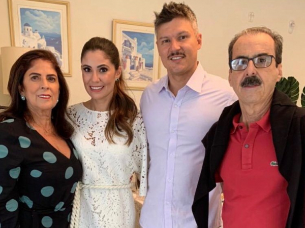 Os noivos Larissa Bertoni e Rafael Guiselini, com os pais dela Rosangela Vilaça Bertoni e Wellington Bertoni