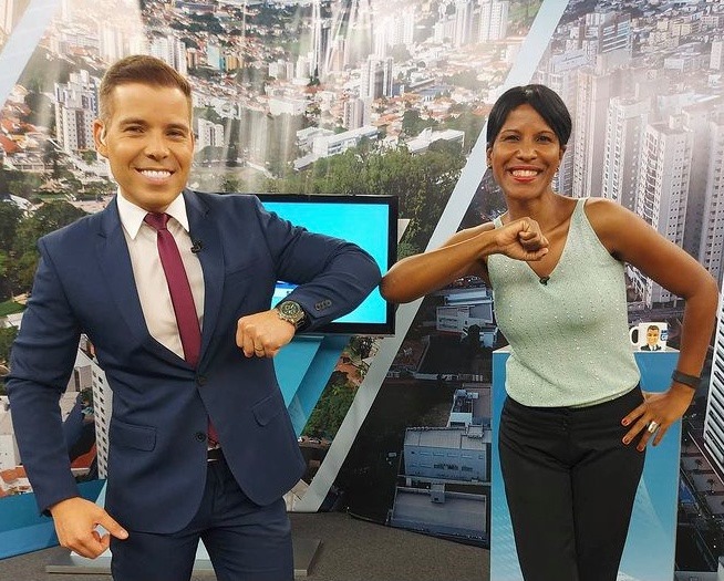Apresentador do programa Balanço Geral, Tiago Valentim, com sua partner Márcia Maria