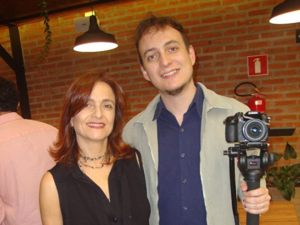 Heloísa Viscome (cá com o filho Cauê) aniversaria na sexta (21).
