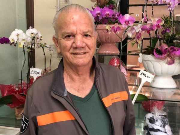 Liliko, o mestre francano das artes florais, há mais de 50 anos