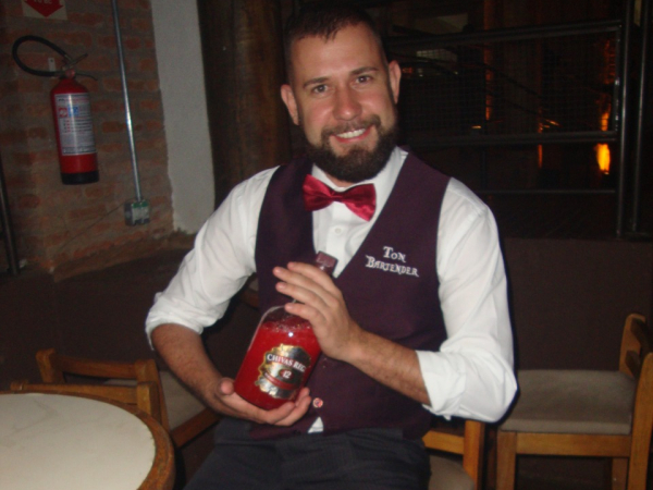 Ton Bartender em super festa solidária (antes da pandemia)
