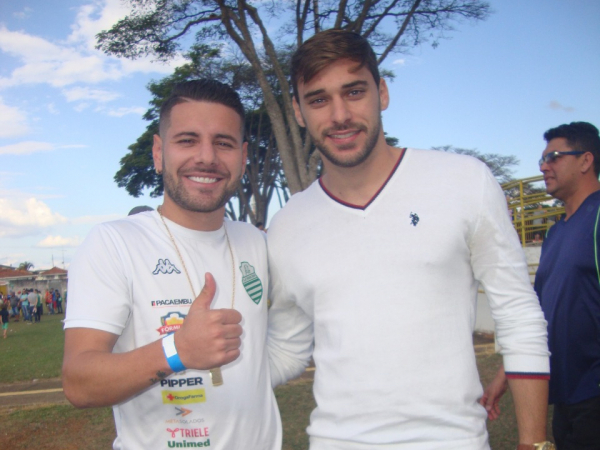 Antes da pandemia, no “Lanchão” também: Allan Patrick e Bruno Henrique.