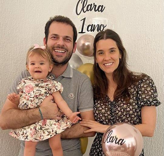 Com os papais Marcela e Caio Moscardini, a fofinha Clara Moscardini, em sua festa de um aninho