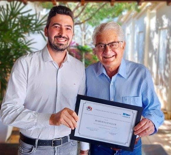 Vereador Daniel Bassi homenageia o deputado estadual Roberto Engler, em nome da Câmara Municipal de Franca