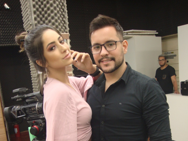 Jéssica Gonzalez (modelo e cantora/Carol e Mariah) e o visagista Rafael Xavier.