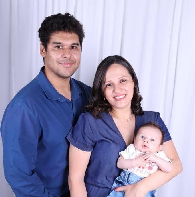 Na foto com a esposa Bruna e o filhinho Raul, o empresário Raul Cerissi Ribeiro, que também comanda a Grelha de Fogo