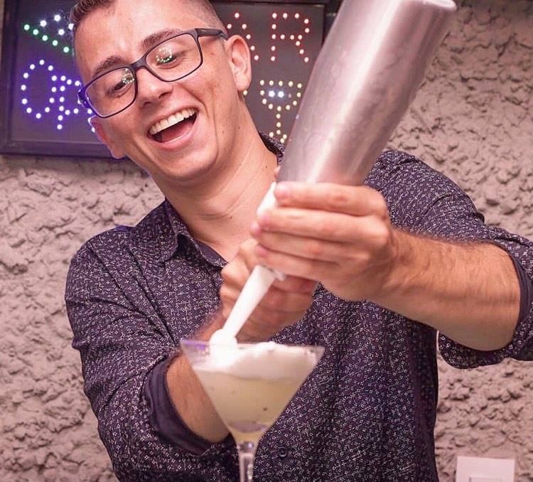 Bruno Pereira (Brub’s) embarcou para as Bahamas para mais uma experiência em badalado cruzeiro marítimo, como barman