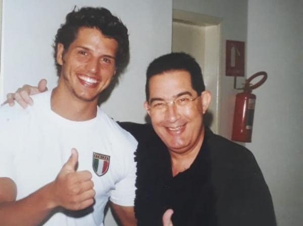 Eu com o badalado galã (e atleta) Fernando Fernandes. Há bons anos. No Franca Shopping.