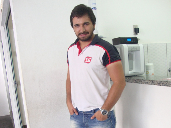 Jenner Ferreira Júnior é piloto (pelo Aero Clube de Franca).