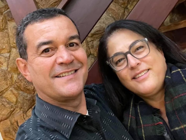 Aniversariante do primeiro dia de julho, promotor de justiça, Paulo Borges, no click com a mulher Maria Helena