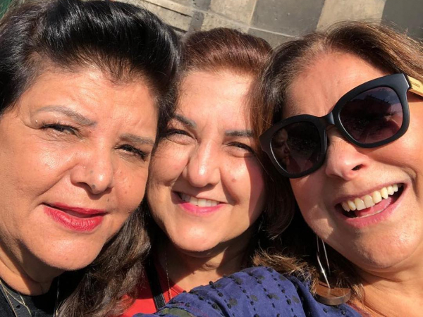 Em self descontraída com a cantora Fafá de Belém, aparecem Luiza Helena Trajano e Dora Infante Bittar que estão na Europa