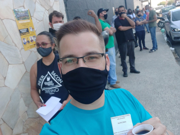 Na fila (e que fila!) da vacina contra a Covid19, semana passada, o apresentador da TV Record, Tiago Valentim