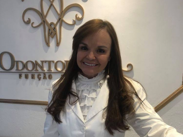 Diretora do Instituto de Odontologia Função & Arte, Maria Paula Figueiredo, comemora 35 anos de profissão neste mês
