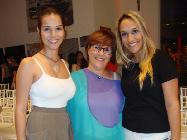 Mamãe Stelinha Bettarello (ao centro) e filhas: Isabella e Marília (nat é sábado).