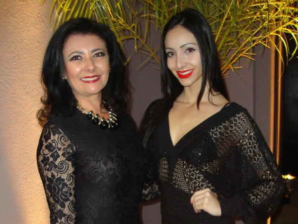 Colunáveis beldades: Sabrina Cornélio Ribeiro e filha Ana Júlia.
