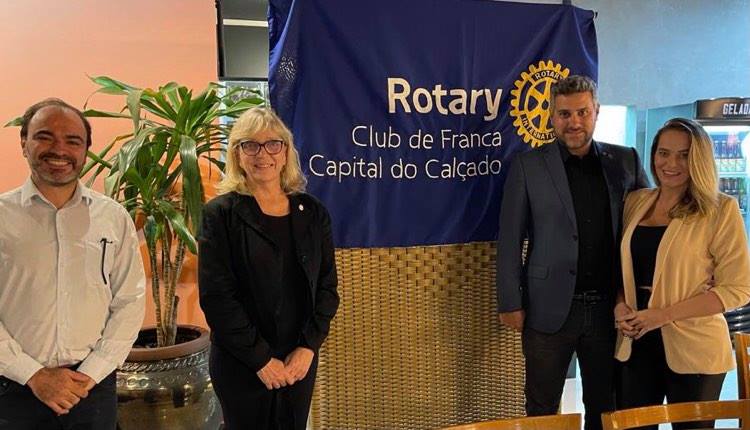 Claudio Massutim Vieira e Gislaine Cerissi Ribeiro, do Rotary Club de Franca Capital do Calçado, com Júlio Biondi (Distrito 4540) e Ana Paula