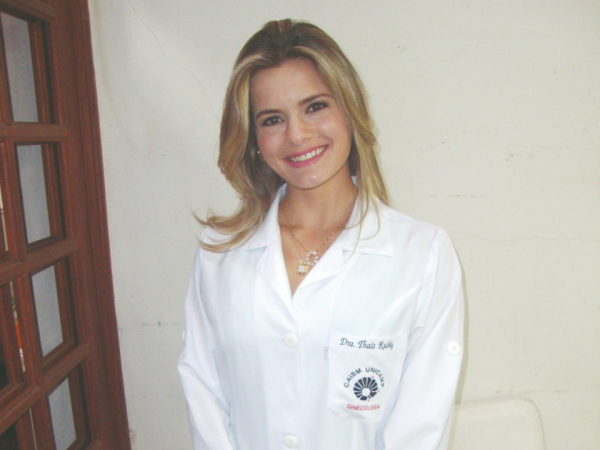 Chique, linda e competente ginecologista e obstetra: Dra. Thaís Rubly.