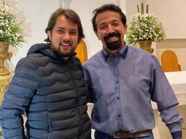 Danilo Andrade, do movimento católico Incendeia Minha Alma, com o carismático franciscano Frei Mauro Luiz Oliveira
