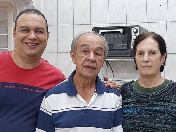 Na foto com o filho Elvis Pimenta Oliveira e a esposa Maria Quideroli Pimenta está o aniversariante Antônio Pimenta Oliveira