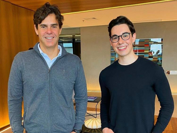  João Victor Patrocínio (diretor de MKT do Rafa’s Super Varejão) com o escritor e empreendedor Guilherme Benchimol