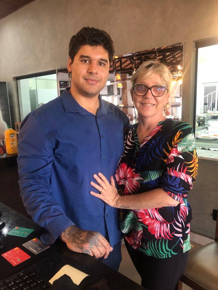 Raul Cerissi Ribeiro, com sua mãe Gislaine Cerissi Ribeiro, está também no comando da churrascaria Grelha de Fogo