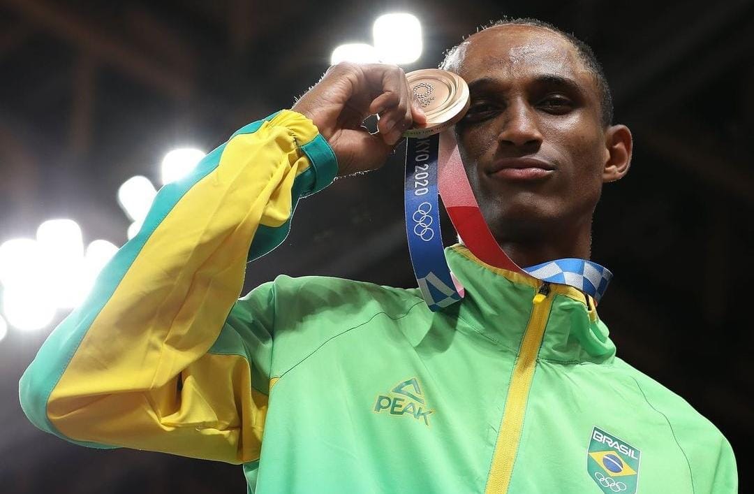 Alison dos Santos celebra conquista de medalha de bronze em Tóquio