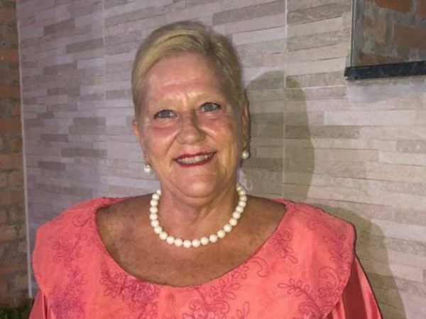  Querida Paula Beretta recebe hoje os cumprimentos dos amigos pelo aniversário, aos quais incluo os meus