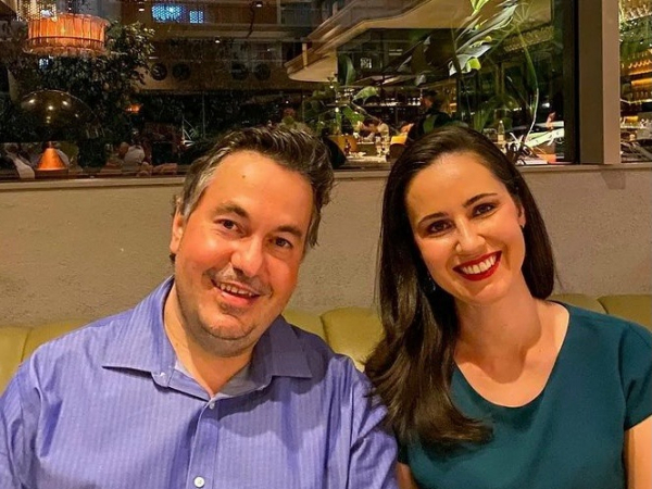 Competente, simpática e querida Ariana Villela Patrocínio (click com o marido Rafael Patrocínio) aniversariou terça última (24)