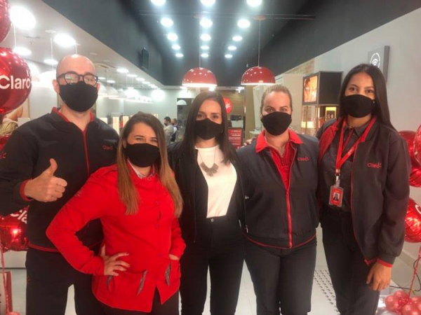 Da loja Claro, no Franca Shopping: Murilo Stefani, Poliana Prado, Viviane Tangari, Viviane Corandim e Karolyne Ribeiro