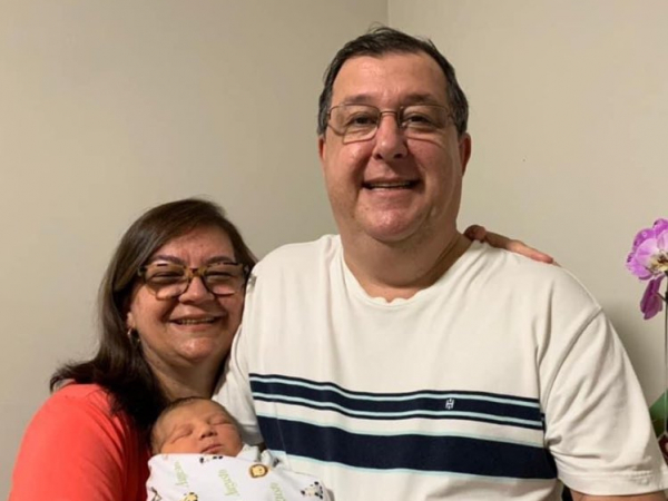 Vovô Renato Tadeu Barufi e vovó Susi Britto Barufi estão encantados com a chegada do primeiro netinho, Augusto