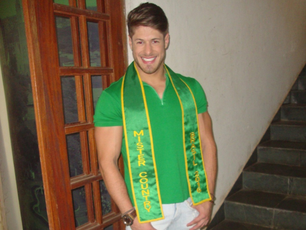 Destaque Masculino em foco: engenheiro químico Aurélio Melo. “Colírio”.