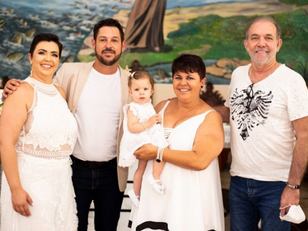 Os noivos Thaisse Raiz e Juninho Monteiro, com os pais dela Soninha Silva e Emilio Raiz e a fofinha Victória, em manhã de “Sim” 