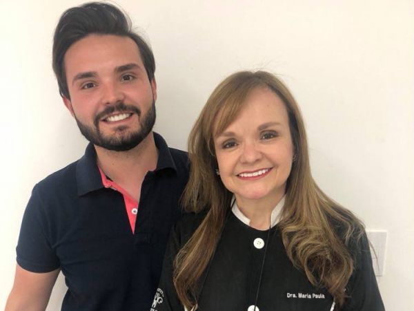 A professora-doutora Maria Paula Figueiredo (diretora do Instituto de Odontologia Função & Arte) com seu filho, Filipe Nascimento