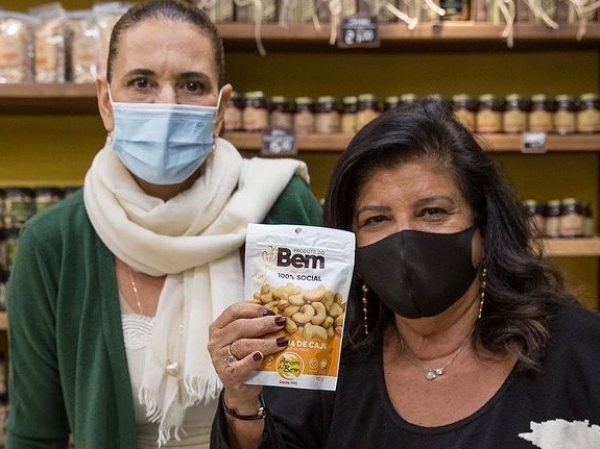  Empresária Luiza Helena Trajano e Alcione Albanese na Central do Projeto Amigos do Bem, em São Paulo