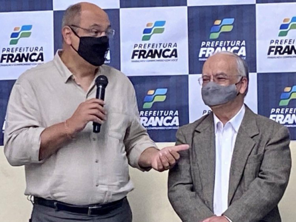 Prefeito de Franca, Alexandre Ferreira, com seu vice Everton de Paula em lançamento, sexta última (24)