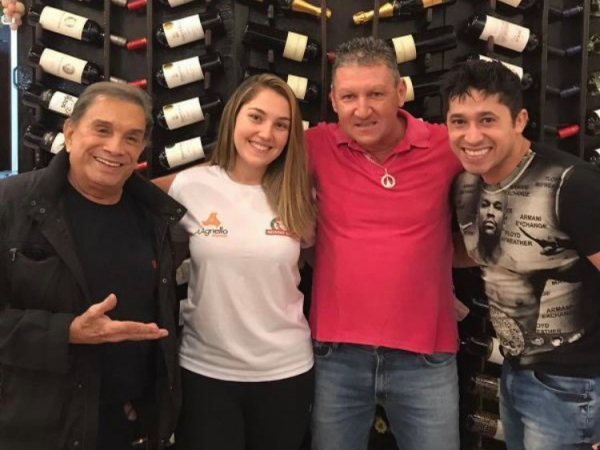 Linda e educada  Bella Conte, com seu pai Alcir Conte e os comediantes Dedé Santana e Bananinha, na churrascaria Nonno Grill