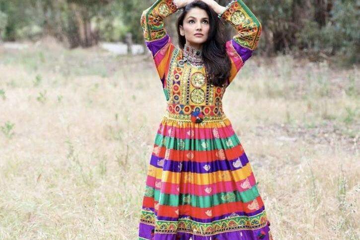 Mulheres de todo o mundo estão postando fotos de verdadeiras vestes afegãs femininas