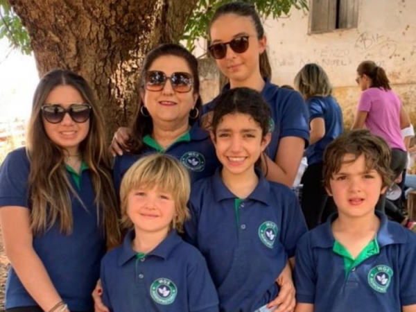 Com 5 de seus netos (Gabriela, Beatriz, Felipe, Camila e Henrique) está a empresária Dora Infante Bittar, aniversariante deste domingo (12)